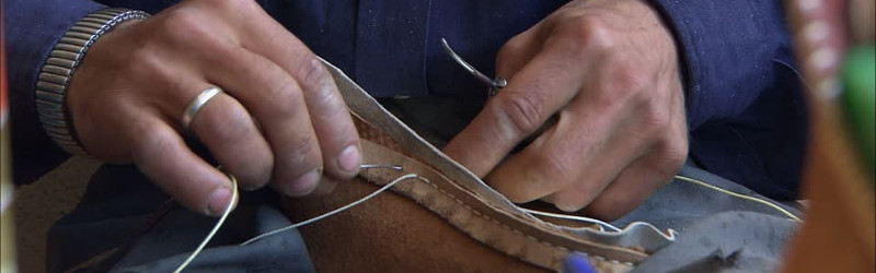 artisan italien fabricant une paire de chaussures en cuir